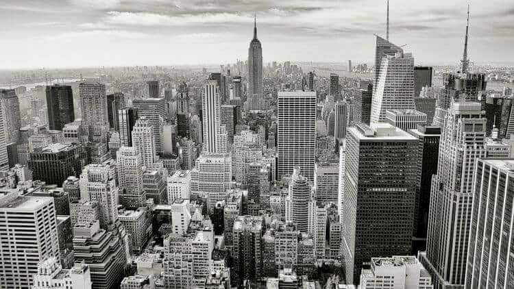 a black and white photo of the manhattan skyline