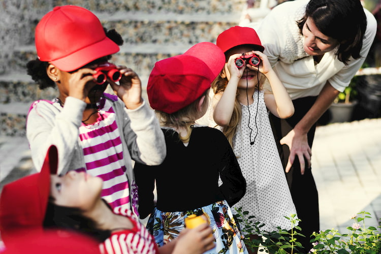 kids use binoculars on school field trip in Denver