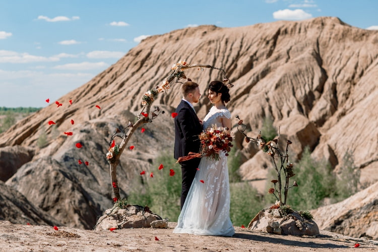 Bride-and-groom-are-posing-in-the-desert