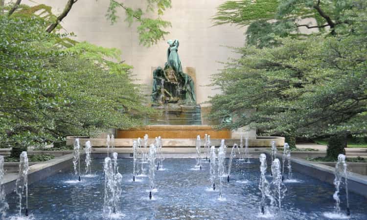 Pritzker Garden fountain at the art institute of chicago 