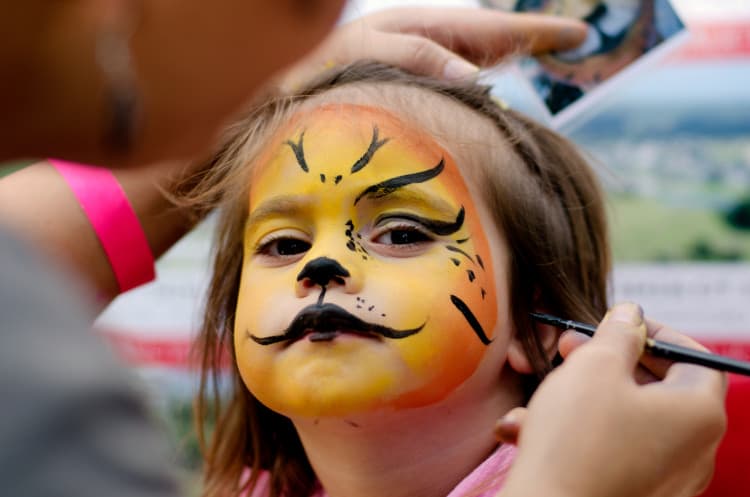 little-girl-getting-her-face-painted