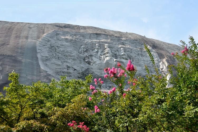 stone mountain's carving featuring three confederate soldiers