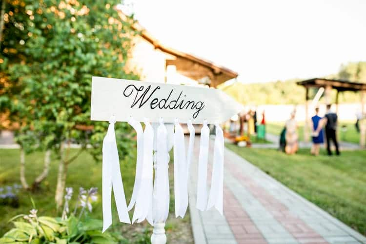 Wedding sign pointing to ceremony